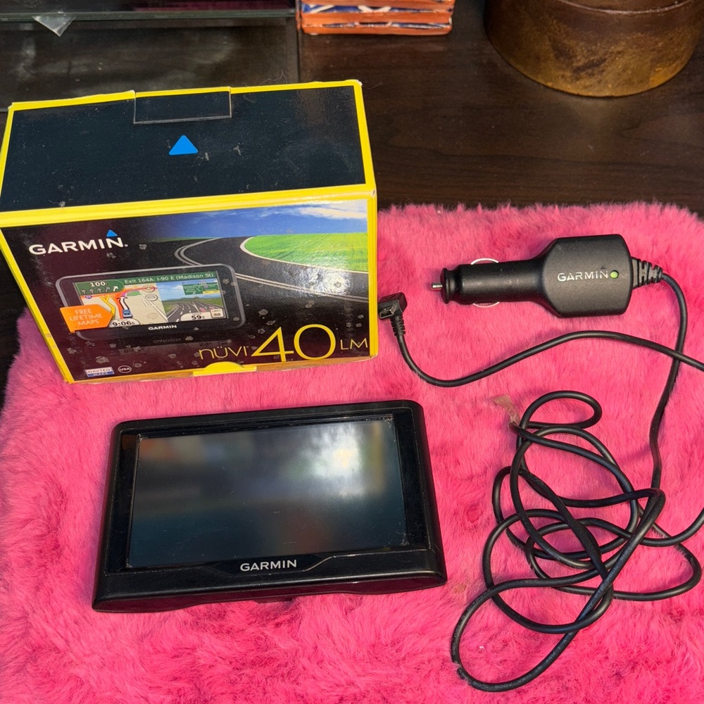 Garmin Nuvi 40 4.3-inch Portable GPS Navigator. With box and charging cord. Do